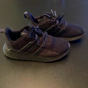 3/$30- GUC Adidas shoes 🔥